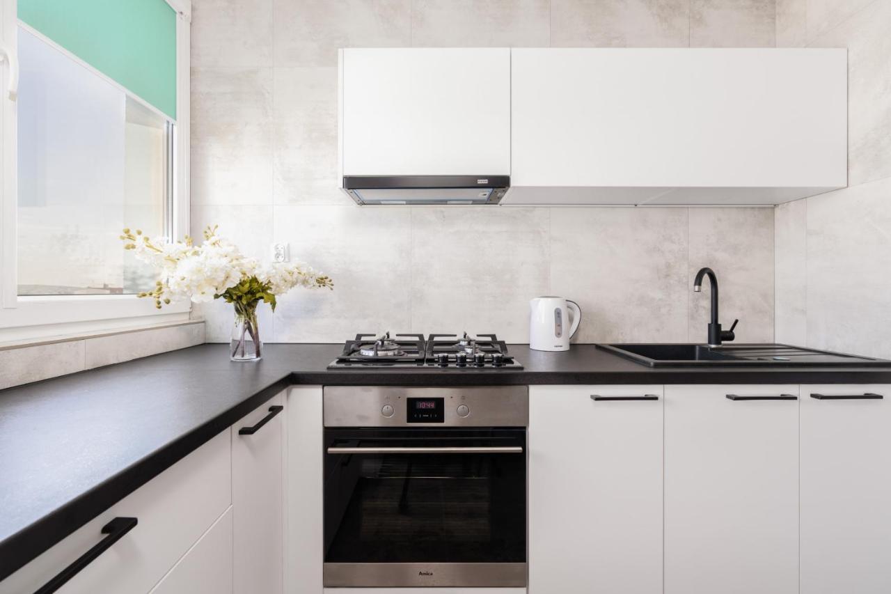 Stylish Apartment Near Wroclavia For 4 Guests By Noclegi Renters Вроцлав Экстерьер фото